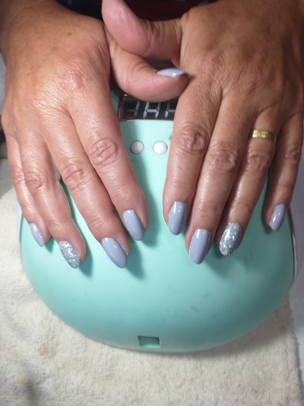 Especialista de uñas realizando diseño botánico y esmaltado semipermanente de precisión en Selva Estética
