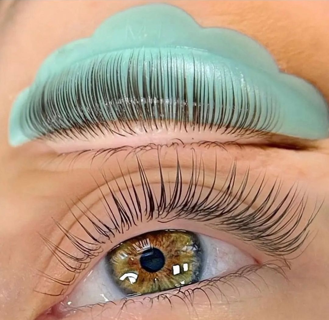 Primer plano de diseño de uñas delicado con manicura francesa botánica en Selva Estética